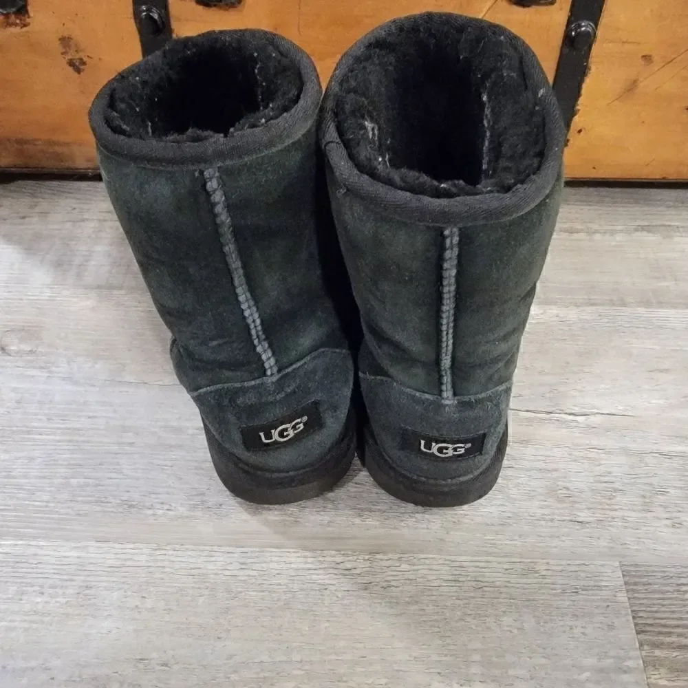 UGG Kids Classic II Boots black size 5 (Youth)